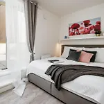 Three Bedroom Aparment With Terrace By Prague Days
