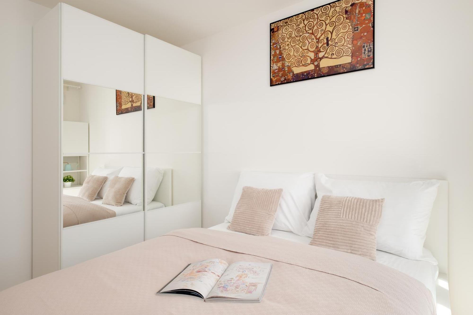 Apartment Three Bedroom Aparment With Terrace By Days Prague