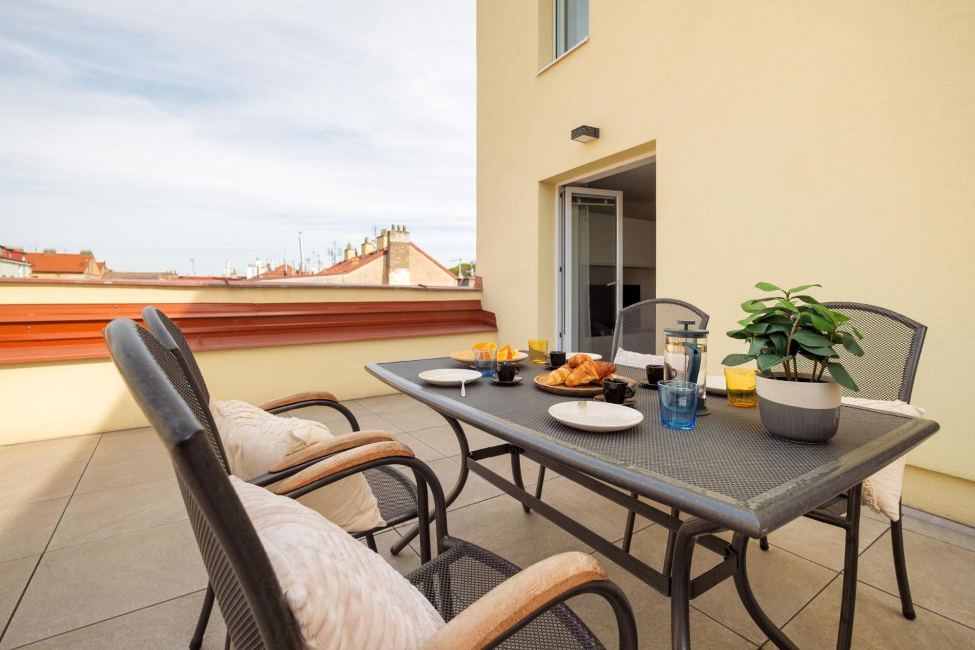 Apartment Three Bedroom Aparment With Terrace By Days Prague