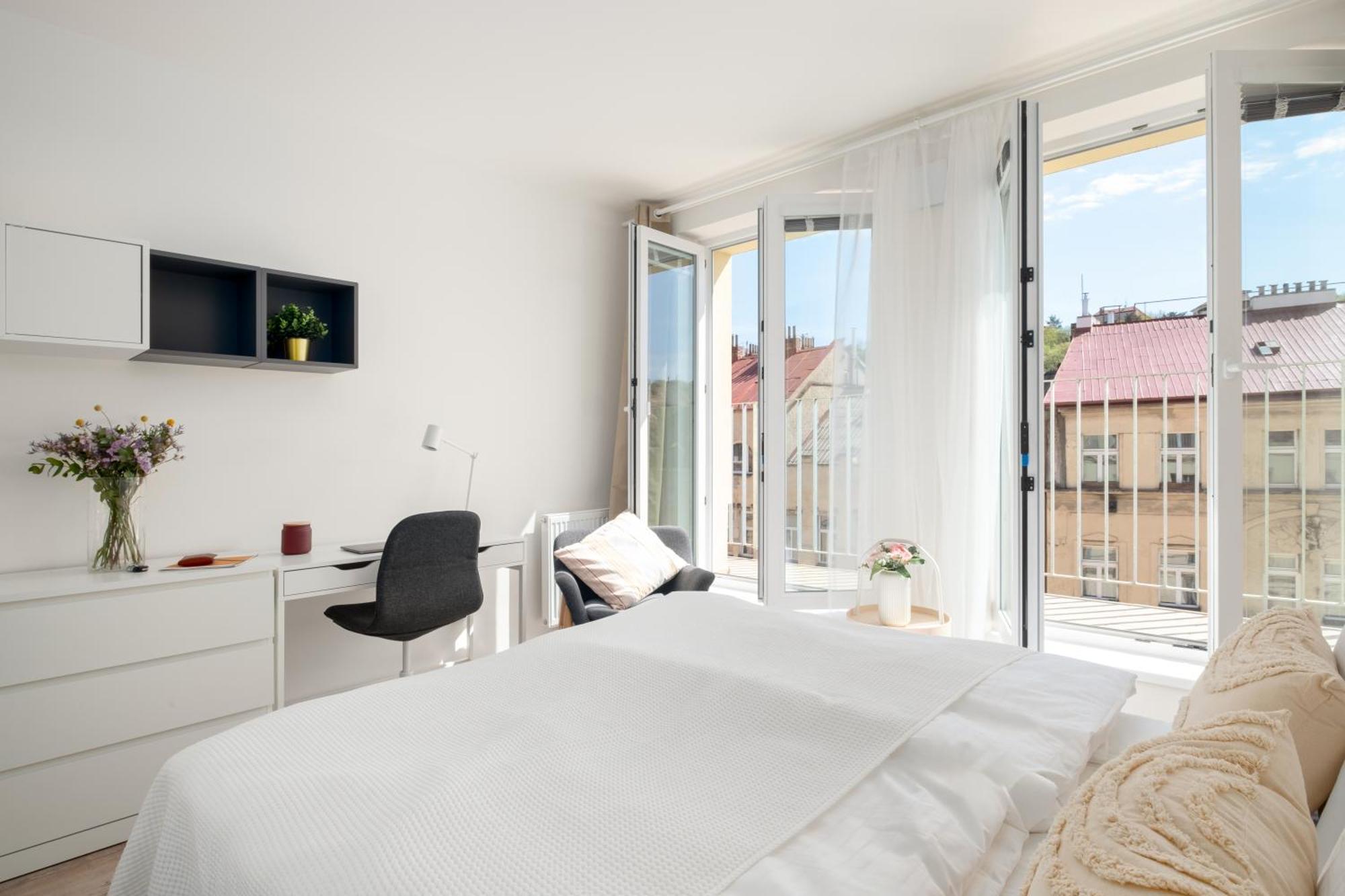 Apartment Three Bedroom Aparment With Terrace By Days