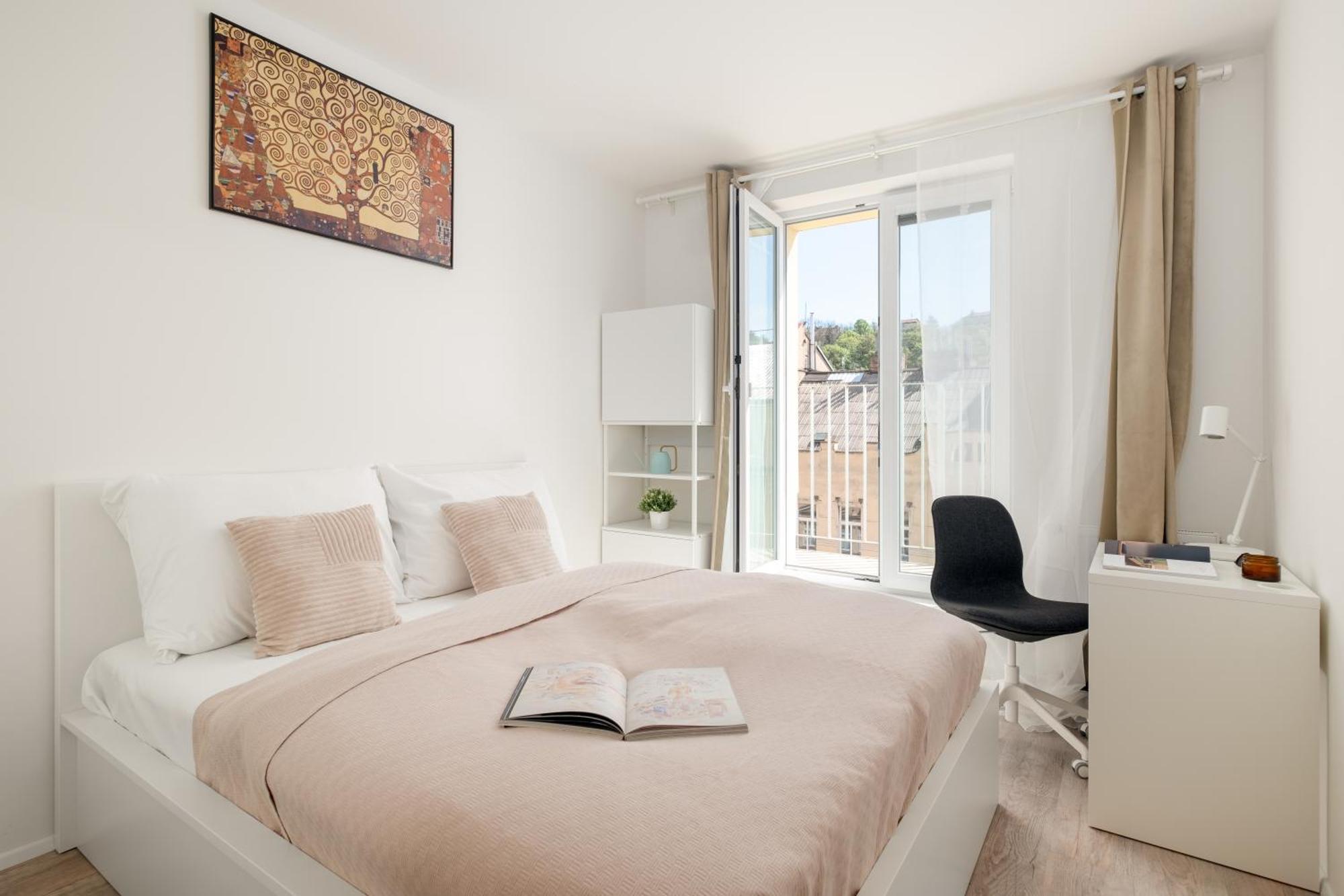 Three Bedroom Aparment With Terrace By Days Apartment