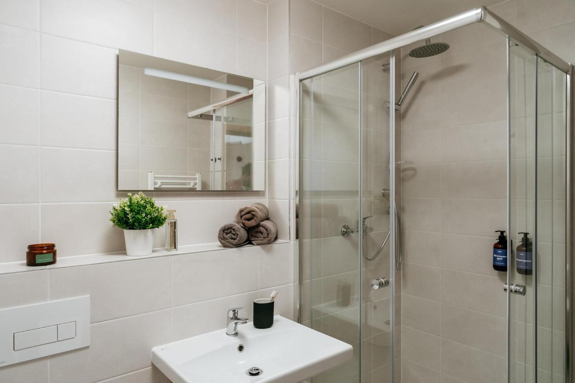 Three Bedroom Aparment With Terrace By Days Prague