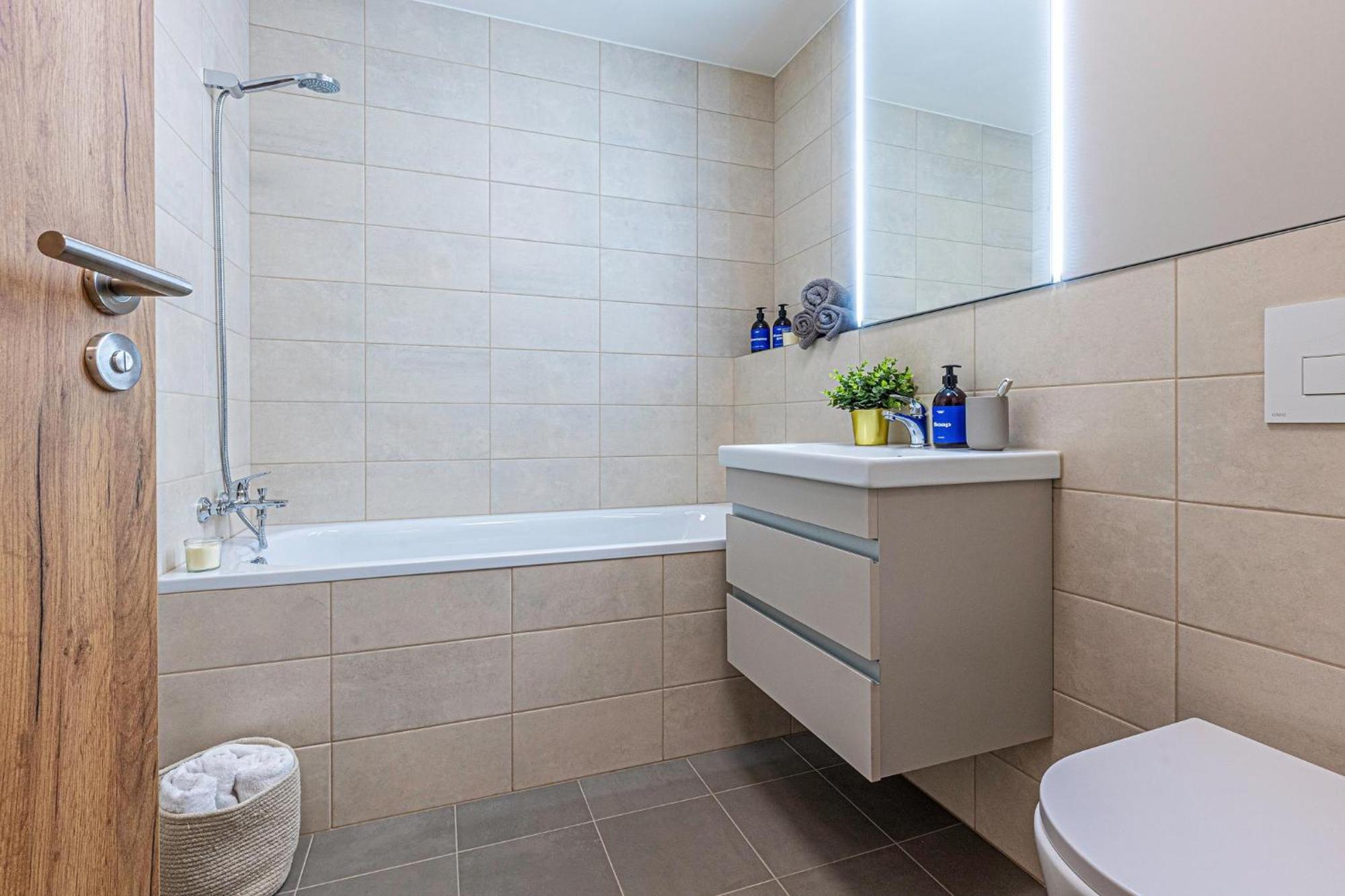 Apartment Three Bedroom Aparment With Terrace By Days