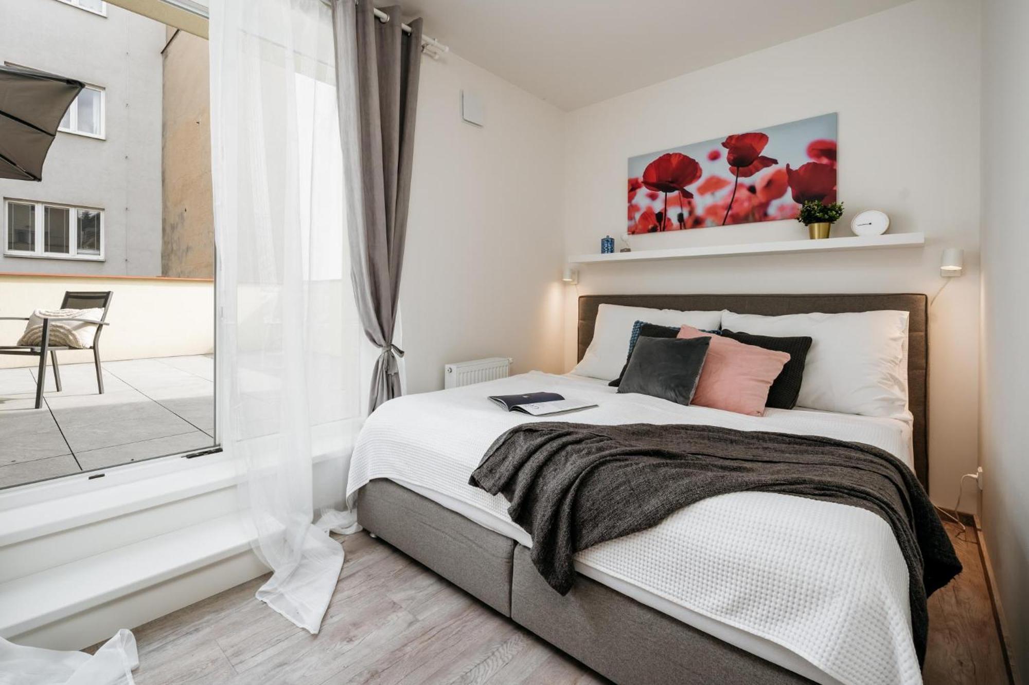 Apartment Three Bedroom Aparment With Terrace By Days